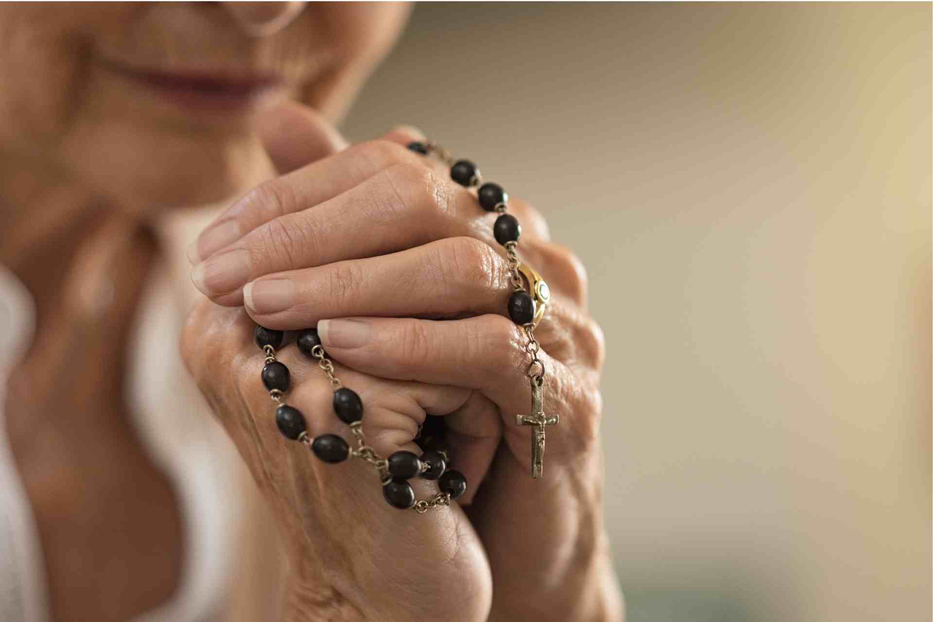 Tus Noches de Oración Perfumadas: Descubre los Aromas Espirituales Ideales para tu Mamá